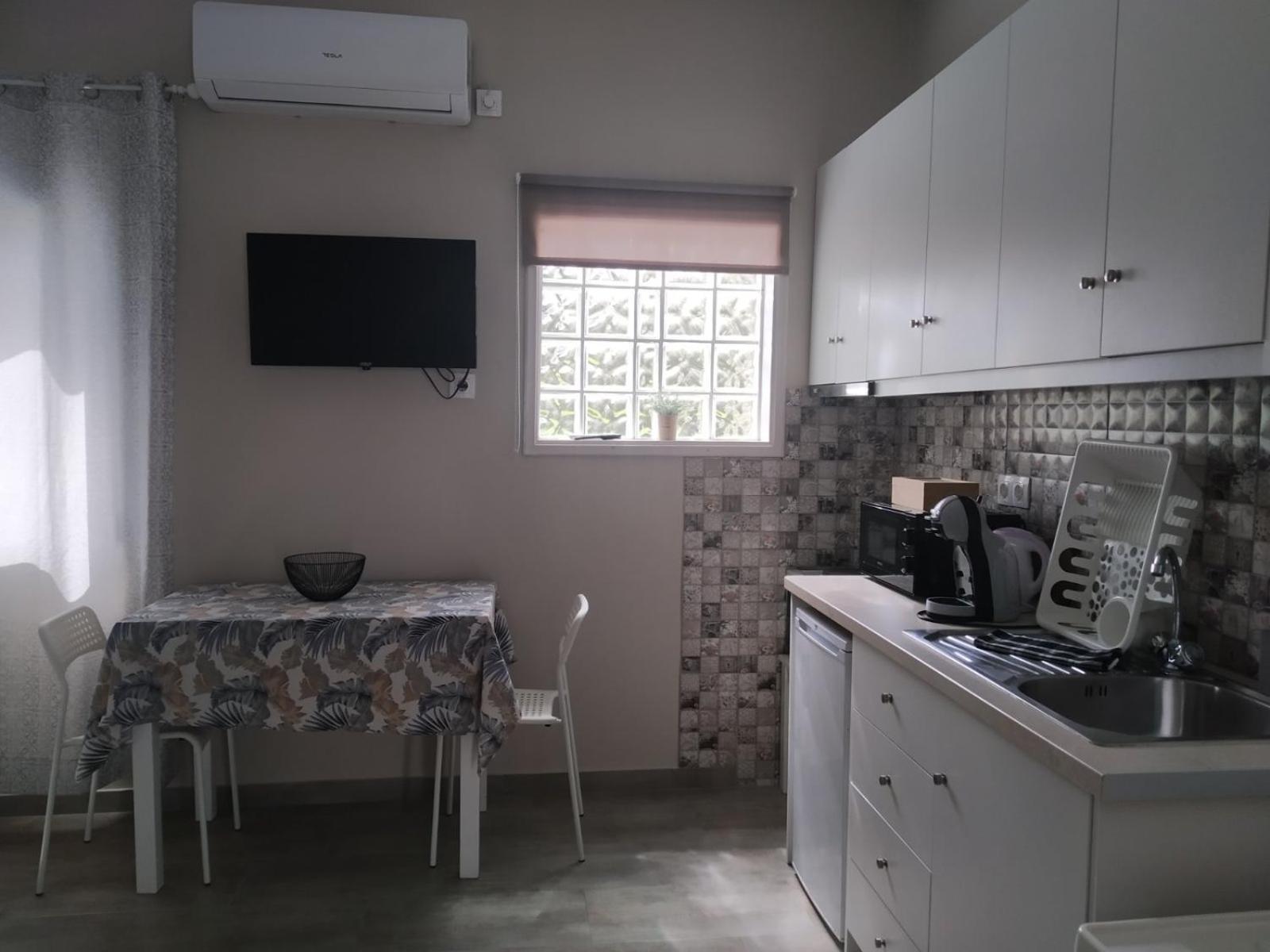 Apartment Trousas *