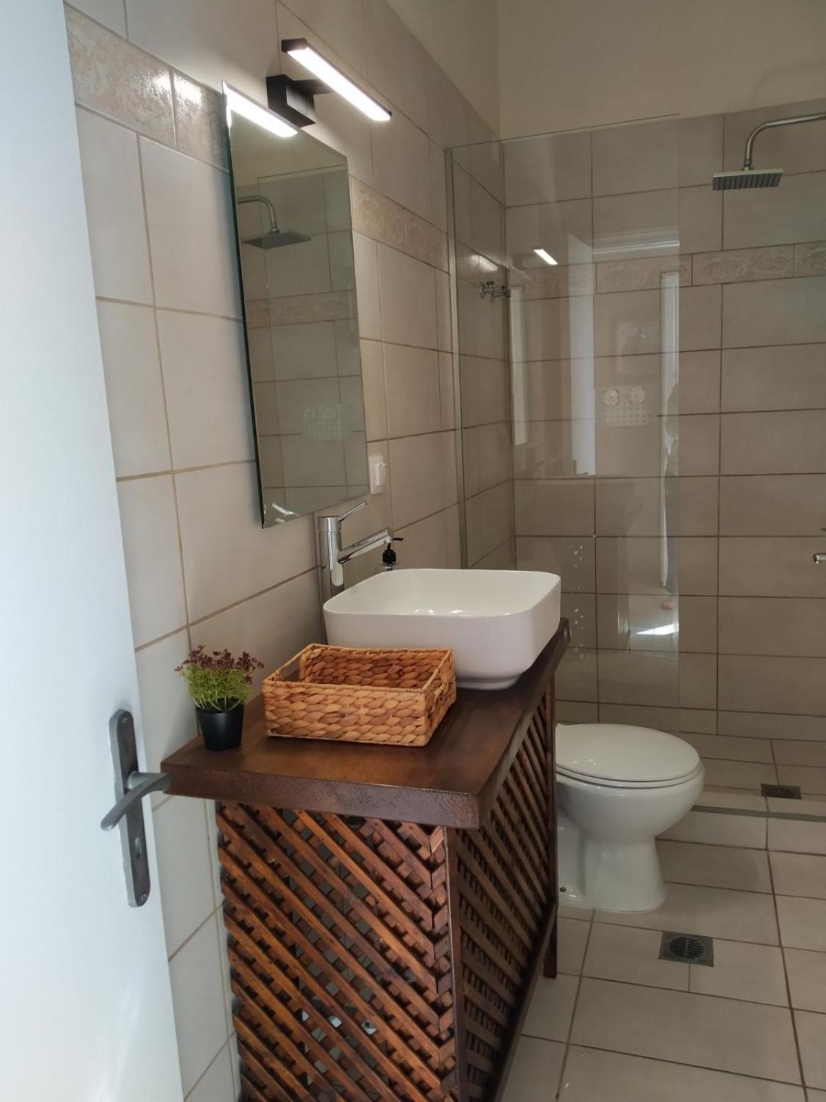 Apartment Trousas *